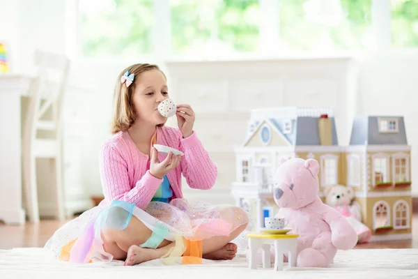 Kleines Mädchen spielt mit Puppenhaus. Kind mit Spielzeug — Stockfoto