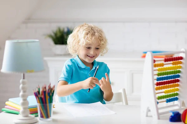 Barn med Abacus gör läxor efter skolan. — Stockfoto