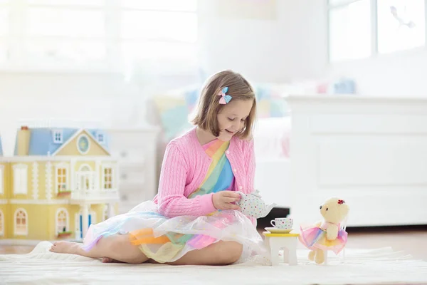 Liten flicka som leker med Doll House. Kid med leksaker — Stockfoto