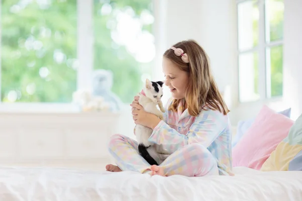 Niño jugando con gato bebé. Niño y gatito . — Foto de Stock