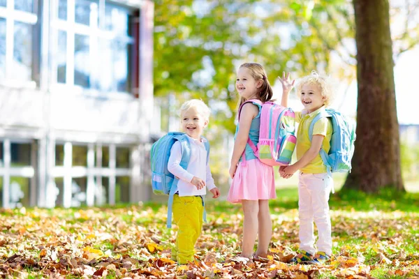 Die Kinder gehen wieder zur Schule. Kind im Kindergarten. Stockbild