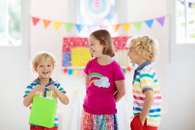 Çocuk açılışı Doğum günü hediyesi. Partide çocuk.