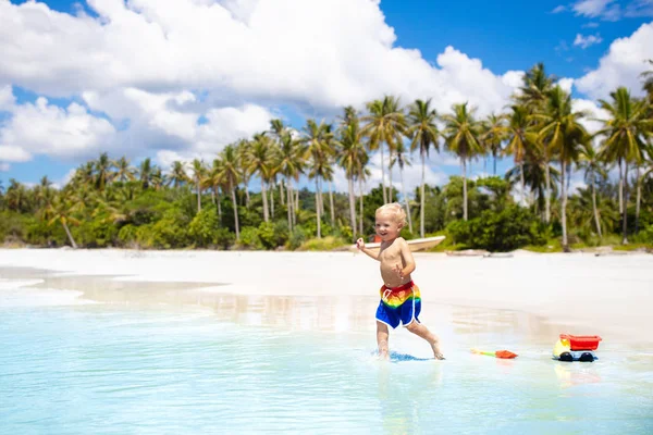 Copiii se joacă pe plaja tropicală. Nisip și jucărie de apă . — Fotografie, imagine de stoc