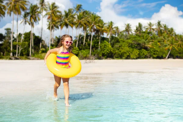 Los niños juegan en la playa tropical. Arena y agua juguete . — Foto de Stock