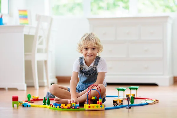 As crianças jogam madeira ferroviária. Criança com trem de brinquedo . — Fotografia de Stock