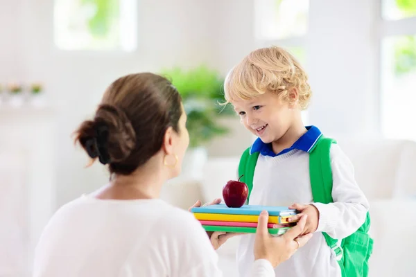 Un bambino che torna a scuola. Madre e figlio . — Foto Stock