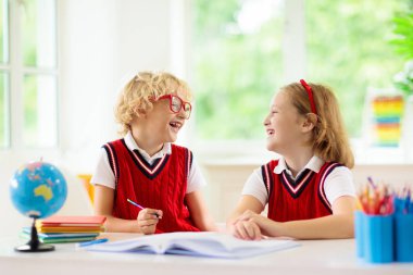 Çocuklar ödev yapıyor. Çocuklar okula geri dönecek..