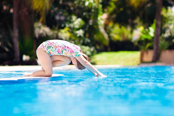 Bambino in piscina. Vacanze estive con bambini . — Foto Stock