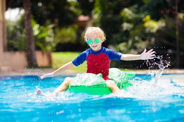 Kind im Schwimmbad. Kind auf aufblasbarem Schwimmer — Stockfoto