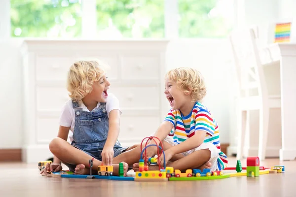 Barnen leker trä järnvägen. Barn med leksakståg. — Stockfoto