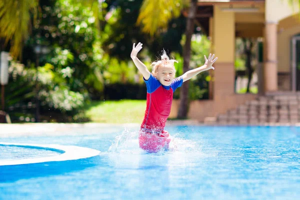 Bambino in piscina. Vacanze estive con bambini . — Foto Stock