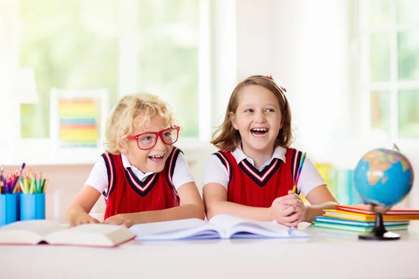 Barn gör läxor. Barn går tillbaka till skolan. — Stockfoto