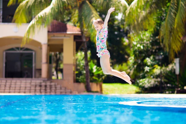 Niño en la piscina. Vacaciones de verano con niños . — Foto de Stock