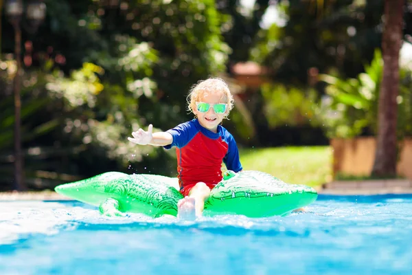 Enfant dans la piscine. Enfant sur flotteur gonflable — Photo
