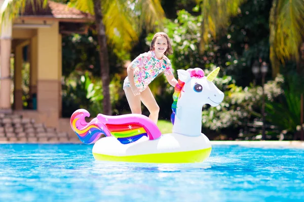Bambino su unicorno galleggiante in piscina. I bambini nuotano — Foto Stock