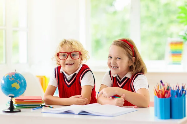 宿題をしている子供たち。子供たちは学校に戻る. — ストック写真