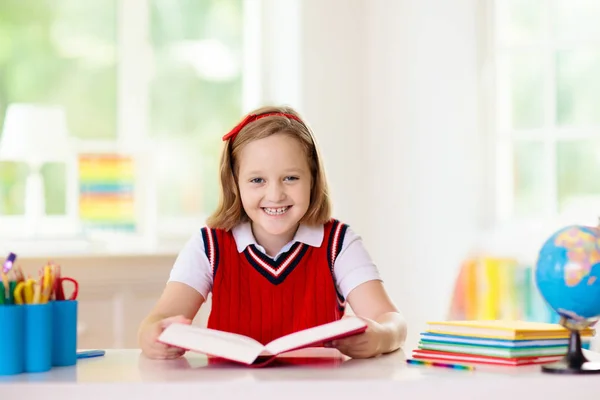 Bambini che fanno i compiti. I bambini tornano a scuola . — Foto Stock