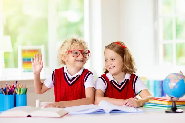 Niños haciendo deberes. Los niños vuelven a la escuela . — Foto de Stock