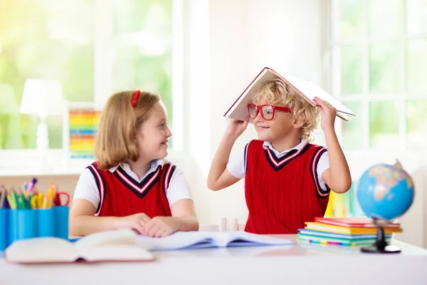 Miúdos a fazer trabalhos de casa. As crianças voltam para a escola . — Fotografia de Stock