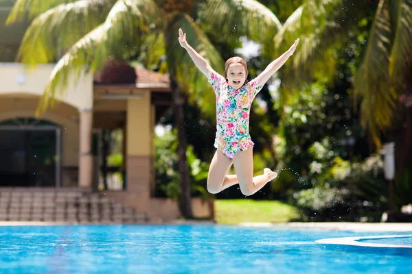 Bambino in piscina. Vacanze estive con bambini . — Foto Stock