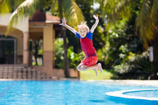 Bambino in piscina. Vacanze estive con bambini . — Foto Stock