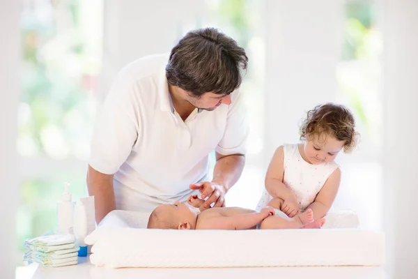 Father changing diaper to baby boy. Dad and child. — Stock Photo, Image