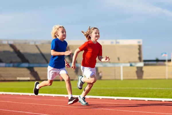 Barn som springer på stadion. Barnen springer. Hälsosam idrott. — Stockfoto