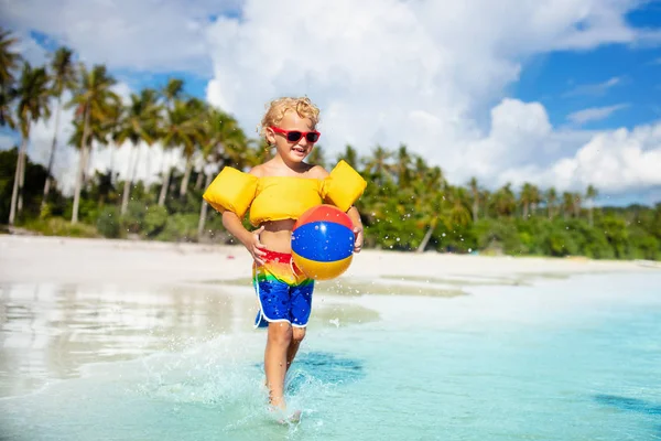 Kinderen spelen op tropisch strand. Zand en water speelgoed. — Stockfoto