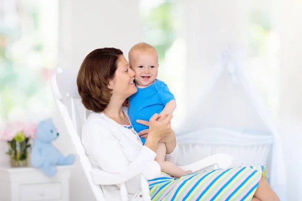 Moeder en baby in witte slaapkamer — Stockfoto