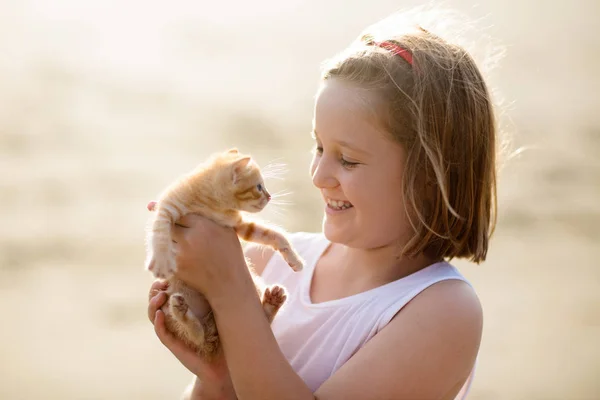 Liten flicka som innehar baby katt. Barn och husdjur — Stockfoto