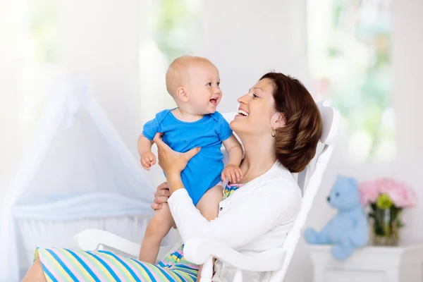 Mother and baby in white bedroom — Stock Photo, Image