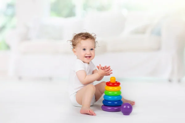 Baby leker med leksaker. Leksak för barn. Kids Play. — Stockfoto