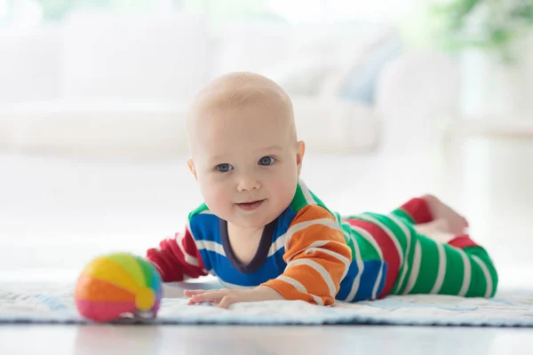 Baby Boy z zabawkami i piłką — Zdjęcie stockowe