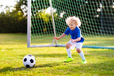 Çocuklar futbol oynar. Futbol sahasında çocuk.