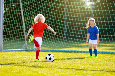 Çocuklar futbol oynar. Futbol sahasında çocuk.