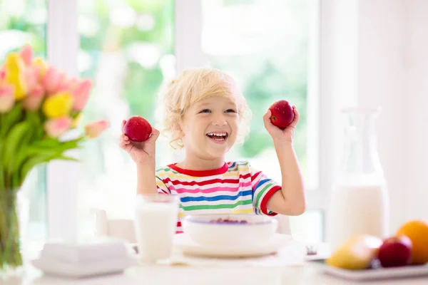 Barn äter frukost. Barn med mjölk och spannmål. — Stockfoto