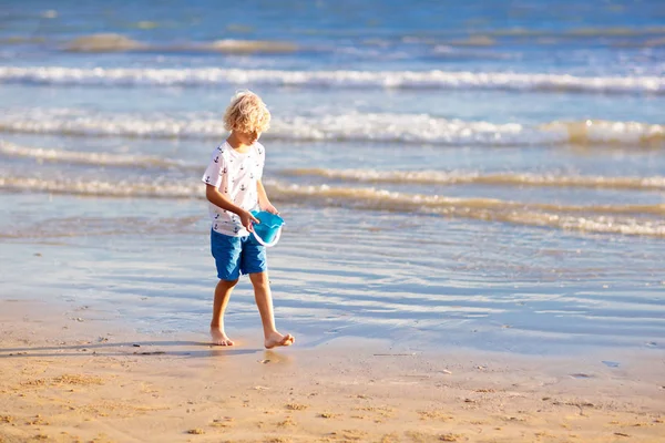 Kids play on tropical beach. Sand and water toy. — Stock Photo, Image