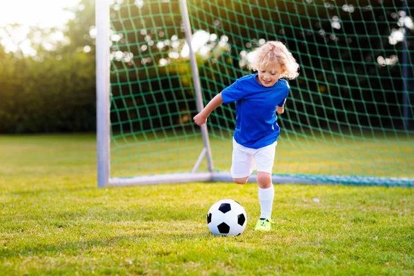 Kinder spielen Fußball. Kind auf Fußballplatz. — Stockfoto