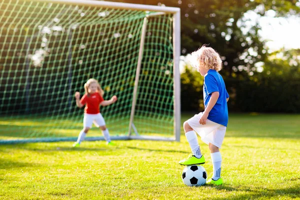 Los niños juegan al fútbol. Niño en el campo de fútbol . — Foto de Stock