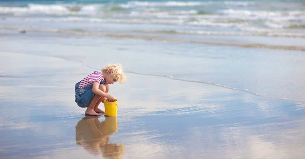 I bambini giocano sulla spiaggia tropicale. Giocattolo di sabbia e acqua . — Foto Stock