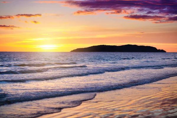 Zachód słońca na tropikalnej plaży. Fale oceanu przez wschód słońca. — Zdjęcie stockowe