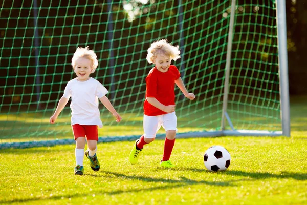 Kinder spielen Fußball. Kind auf Fußballplatz. — Stockfoto