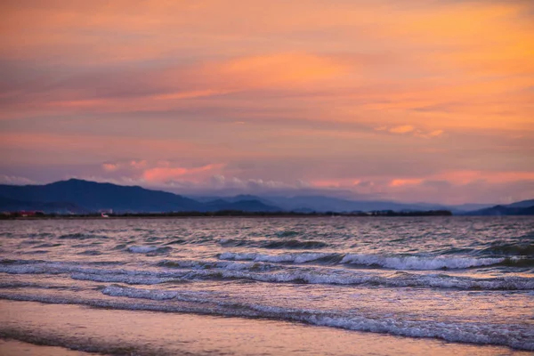 Sunset at tropical beach. Ocean waves by sunrise. — Stock Photo, Image