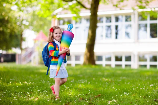 Kindje met snoep conus op de eerste schooldag — Stockfoto