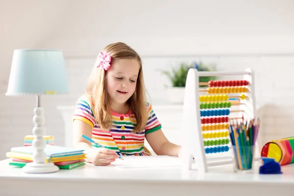 Niño con ábaco haciendo la tarea después de la escuela . — Foto de Stock