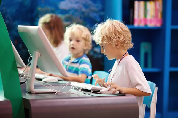 Computer klasse voor schoolkinderen. Kinderen studeren. — Stockfoto