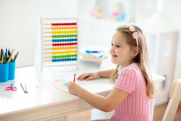 Kind opstellen. Kinderen schilderen. Meisje na school. — Stockfoto