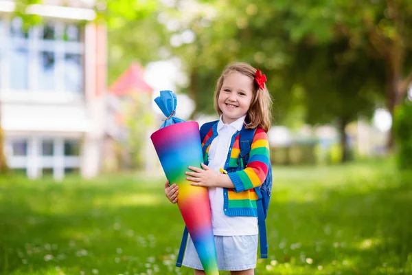 Criança com cone de doces no primeiro dia de escola — Fotografia de Stock