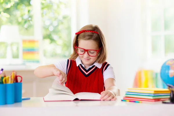 宿題をしている子供たち。子供たちは学校に戻る. — ストック写真