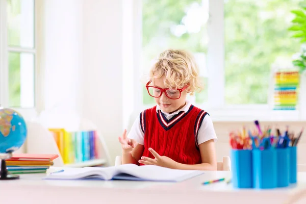 Kinder machen Hausaufgaben. Kinder gehen wieder zur Schule. — Stockfoto